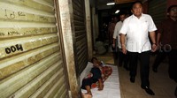 Sejumlah pedagang masih tidur di depan kiosnya. Mereka tidak tahu kalau Menteri Gobel berkunjung ke pasar tersebut.