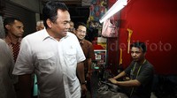 Menteri Gobel berkeliling pasar.