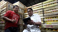 Menteri Gobel juga mampir ke kios yang menjual jeruk.