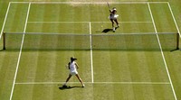 Garbine Muguruza dan Agnieszka Radwanska bertanding memperebutkan tiket final Wimbledon 2015 di Centre Court, Kamis (9//7/2015) malam. Glyn Kirk/Reuters/detikFoto.