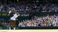 Serena Williams dan Maria Sharapova bertanding memperebutkan tiket final Wimbledon 2015 di Centre Court, Kamis (9//7/2015) malam. Stefan Wermuth/Reuters/detikFoto.