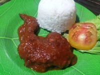 Walau terlihat dilumuri saus, ayam bumbu bali ini tidak pedas. Sambalnya menggunakan sambal tomat yang manis.