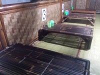 Meja yang terbuat dari anyaman bambu dan lesehan sederhana terasa nyaman bagi siapa saja yang datang ke Warung Sate Gajah.
