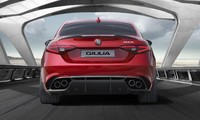Bagian belakang Giulia. Berkat mesin ini, Giulia anyar itu mampu berakselerasi dari 0-100 km/jam hanya dalam tempo 3,9 detik. Kecepatan maksimum belum dirilis Alfa Romeo namun diperkirakan bisa menembus 321 km per jam. Pool/dok Alfa Romeo.