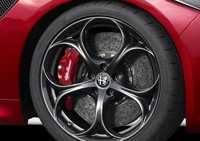 Kaki-kaki dengan pelek berdesain indah. Suspensinya pun bisa diatur. Fitur lainnya adalah, vectoring torsi dan splitter aktif untuk mengelola downforce pada kecepatan tinggi. Sedangkan sistem kemudi diklaim paling responsive di kelasnya. Pool/dok Alfa Romeo.