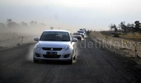 Tebal debu dan pasir yang berterbangan selain mengotori mobil, juga membatasi jarak pandang. Oleh sebab itu pemudik diharapkan hati-hati dan jaga jarak. Beberapa rambu peringatan sudah terpasang agar pemudik tidak saling selip karena kecepatan maksimal 40 km/jam.