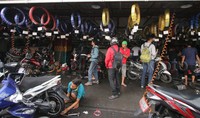 Di akhir pekan terakhir sebelum lebaran di manfaatkan sebagian pemilik kendaraan bermotor untuk melakukan pengecekan kendaraan mereka.