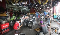 Perawatan rutin seperti ganti oli dan pengecekan mesin dilakukan untuk menunjang performa kendaraan saat dipakai mudik.     