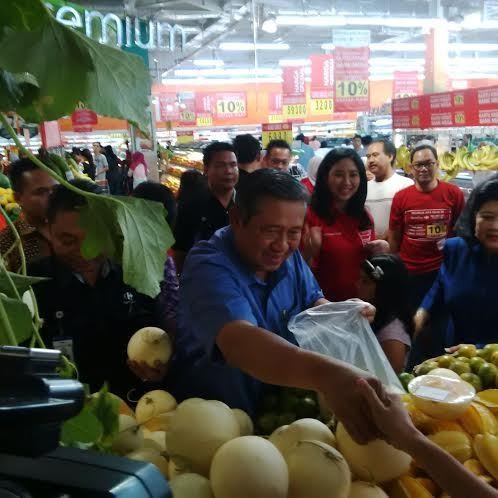 Belanja di Carrefour, SBY Dikerumuni Pengunjung dan Diajak Selfie