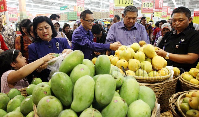 SBY dan Ibu Ani Borong Buah, Daging Hingga Piring di Carrefour