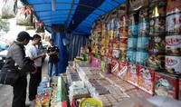 Memasuki H-6 lebaran para pembeli mulai menyerbu lapak para pedagang kue kering tersebut.