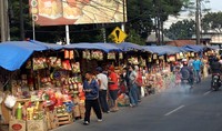 Sejumlah pembeli nampak asik memilih kue kering yang dijajakan di Jalan Raya Bogor, Ciracas, Jakarta Timur, Sabtu (11/07/2015).     