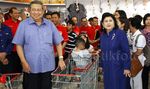 SBY dan Ibu Ani Belanja di Carrefour