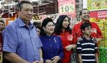 SBY dan Ibu Ani Belanja di Carrefour