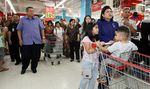 SBY dan Ibu Ani Belanja di Carrefour