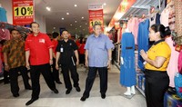 Kunjungannya ini pun tak berlangsung lama. Kurang lebih satu setengah jam lamanya SBY berbelanja di Carrefour Lebak Bulus.     