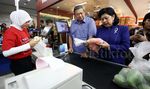 SBY dan Ibu Ani Belanja di Carrefour