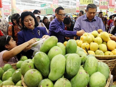 SBY dan Ibu Ani Belanja di Carrefour