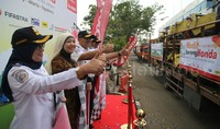 Istiyani Susriyati (General Manager Honda Customer Care Center Division), DR. Ir. Djoko Sasono, M.Sc ( Dirjen Perhubungan Darat) melepas rangkaian truk yang mengangkut sepeda motor pemudik di Lapangan Pacuan Kuda  Pulomas, Jakarta, Sabtu (11/7/2015).