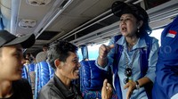 Ani Yudhoyono menyapa pemudik.