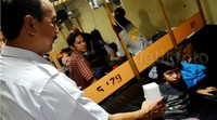 Elfien Goentoro menyapa seorang anak yang mengikuti mudik gratis.