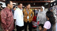 Dirut Garuda Indonesia M Arif Wibowo, Sesmen BUMN Imam Apriyanto Putro, dan Dirut Bank Mandiri Budi G Sadikin menemui pemudik.