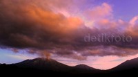     Cuaca terang dengan suhu sekitar 18 derajat celcius di sekitar Gunung Raung semakin memperlihatkan kepulan asap kelabu tebal yang membumbung tinggi membayangi langit Banyuwangi. Gempa tremor tercatat dengan amplitudo dominan 28 milimeter (mm). Pool/Putri Akmal/detikFoto