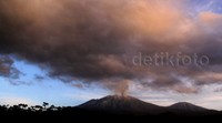     Meski ada penurunan kegempaan tremor, aktivitas vulkanik Gunung Raung tetap berlangsung. Pool/Putri Akmal/detikFoto.