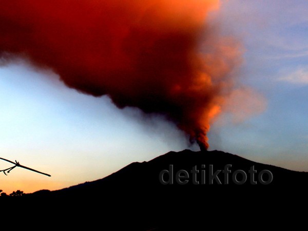 Dua Minggu, Gunung Raung Masih Meraung