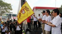 Direktur Utama Sido Muncul Irwan Hidayat didampingi Menteri Perhubungan Ignasius Jonan melepas peserta mudik.