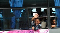 Seorang peserta mudik melambaikan tangannya.