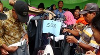 Pakaian layak pakai ini tidak semuanya bekas. Kebanyakan adalah baju model lama yang tidak terjual lalu disumbangkan.