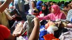 Warga Serbu Pakaian Murah
