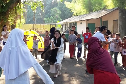 Ketika Andien Berbaur dengan Anak-anak Yatim Piatu