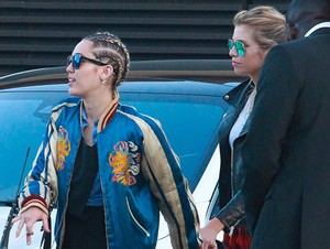Miley Cyrus Kencan di Malibu dengan Kekasih Perempuannya