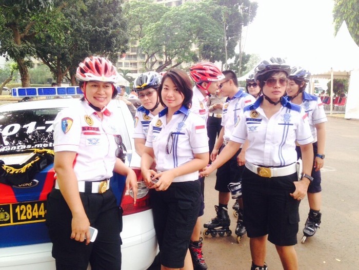 Polwan Cantik Bersepatu Roda Kawal Program Mudik BUMN