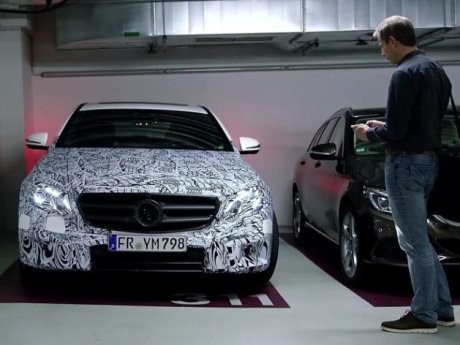 Kini, Memarkir Mercy E-Class Cukup Pakai Remote