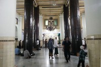 Ada empat tiang utama yang disebut soko guru. Sekitar 4 orang Wali Songo yang bertugas mencari tiang, yaitu Sunan Gunung Jati, Sunan Bonang, Sunan Ampel dan Sunan Kalijaga. Tiang yang dibuat oleh Sunan Kalijaga disebut juga Soko Tatal (Kurnia/detikTravel)