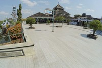 Pelataran Masjid Agung Demak tergolong cukup luas, begitu pula dengan tempat wudhunya. Jika posisi pengunjung berdiri menghadap ke masjid, maka tempat wudhu pria ada di sisi kanan. Sedangkan tempat wudhu wanita ada di sisi kiri (Kurnia/detikTravel)
