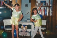 Namanya Isa-Bella Leclair. Setelah melalui penelitian yang cukup panjang, dokter akhirnya mendiagnosis kondisi Isa-Bella dengan Parkes Weber Syndrome. Butuh waktu lama bagi dokter untuk menemukan diagnosis yang tepat untuknya, mengingat pasien dengan gejala kaki bengkak sebelah tergolong langka. (Foto: Barcroft/Daily Mail)