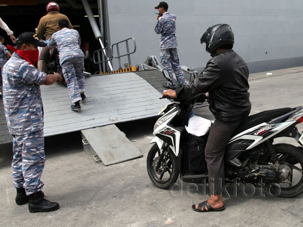 KRI Banda Aceh Angkut Ribuan Pemudik