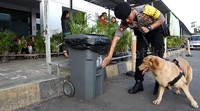 Anjing pelacak dikerahkan untuk memeriksa tong sampah di Stasiun Senen.