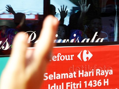Ribuan Pelanggan Carrefour Mudik Gratis