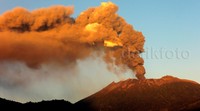 Ketinggian pancaran abu ke udara mencapai 1.000 meter dari puncak Raung. Pool/Chuk W Widarsha/detikFoto.