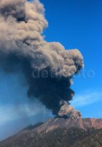 Gunung Raung Terus Semburkan Abu Vulkanik