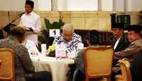 Presiden Joko Widodo (Jokowi) didampingi Wakil Presiden Jusuf Kalla (JK) buka puasa bersama menteri, duta besar negara sahabat hingga pimpinan lembaga pemerintah.