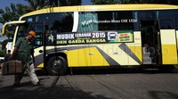 Para pemudik berdatangan ke kawasan Tugu Proklamasi untuk mengikuti mudik gratis yang diselenggarakan PKB.