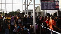 Para pemudik mengantre memasuki Stasiun Senen.