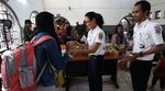 Petugas KAI Bagikan Takjil Gratis