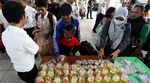 Petugas KAI Bagikan Takjil Gratis